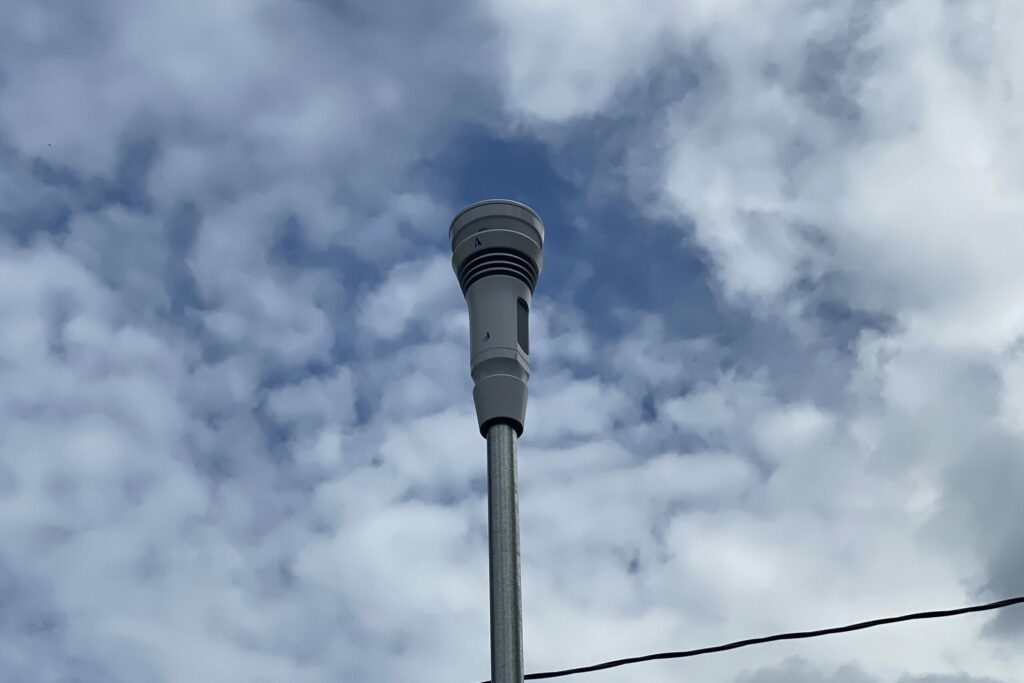 WeatherFlow Tempest sensor på stolpe