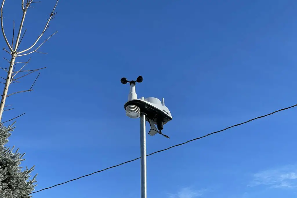 Estação meteorológica Davis Vantage Vue montado no topo do poste