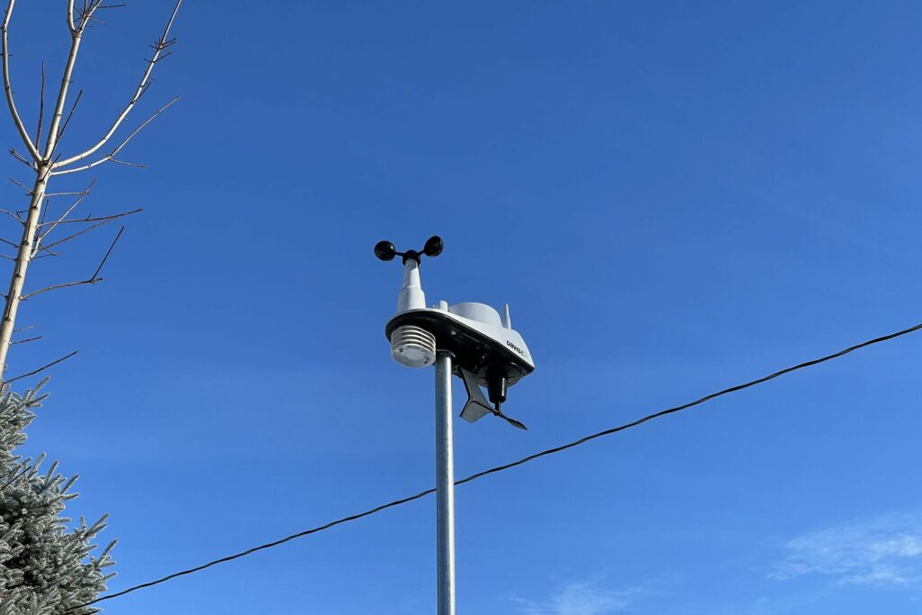 Davis weather station Vantage Vue mounted atop pole