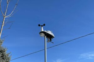 Davis-Wetterstation Vantage Vue auf einem Mast montiert