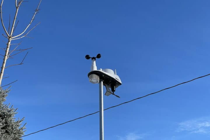 Davis weather station Vantage Vue mounted atop pole