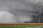 Un enorme tornado a forma di cuneo devasta i terreni agricoli dell'Illinois