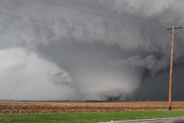 Potężne tornado w kształcie klina przemierza pola uprawne w Illinois