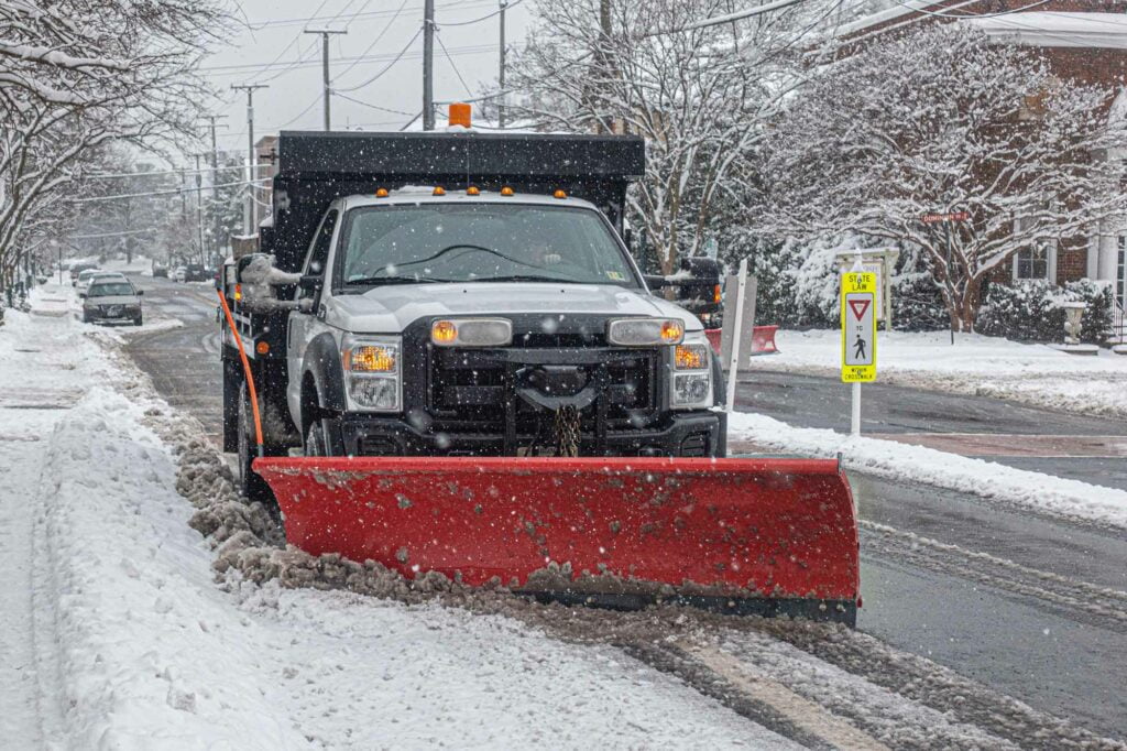 camion chasse-neige tempête hivernale