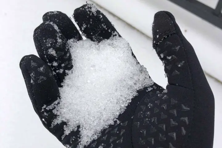 Graupel in einem Handschuh