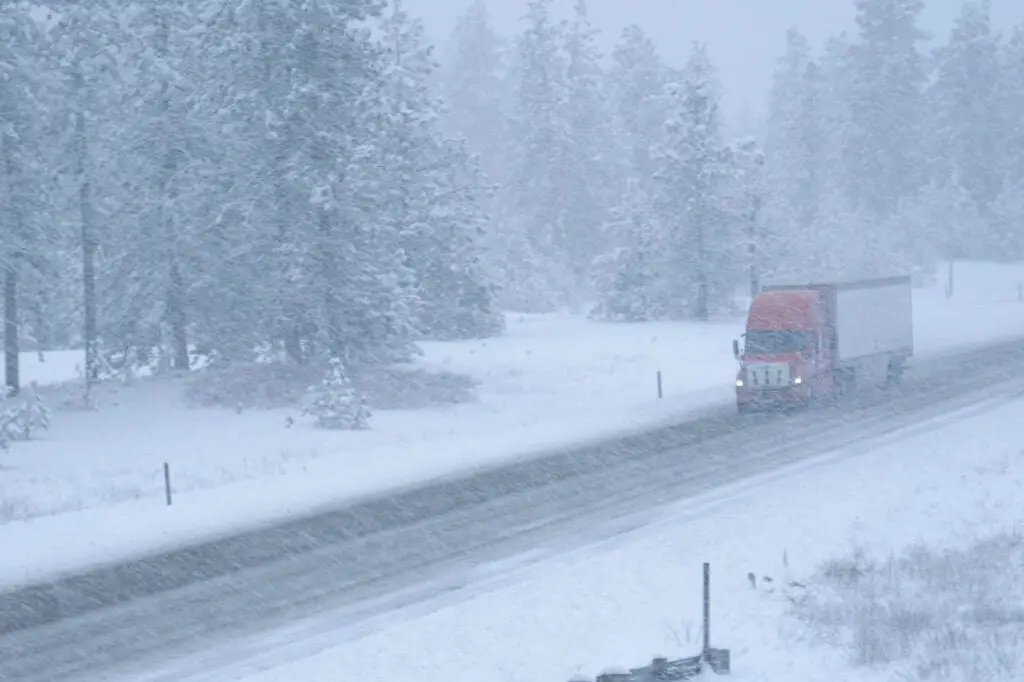 vrachtwagen rijden in een winterstorm