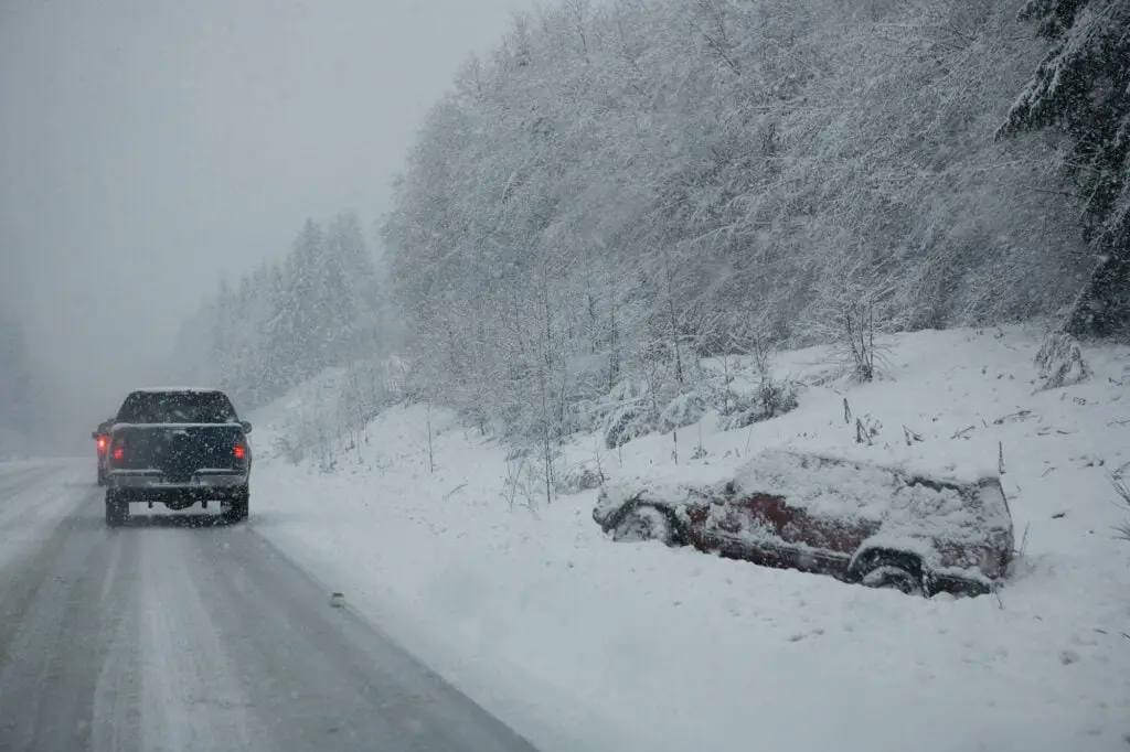 avviso di bufera di neve cattive condizioni stradali