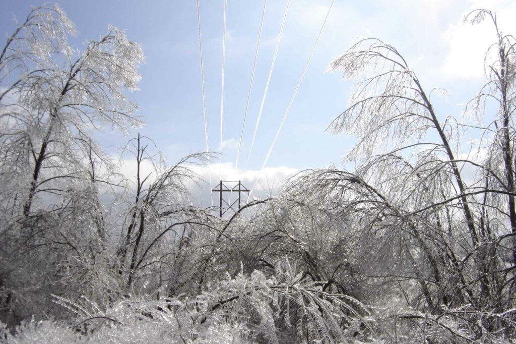 advertencia tormenta de hielo líneas eléctricas corte de energía