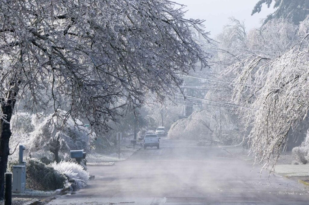 vereiste Straßen nach gefrierendem Regen