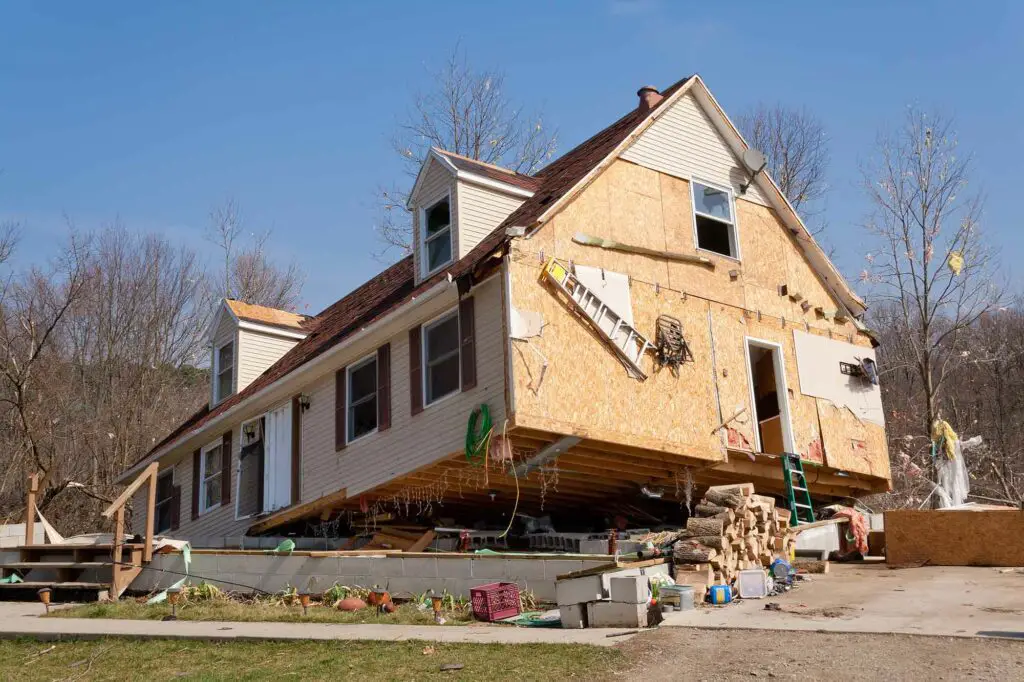 daños por tornado en una casa