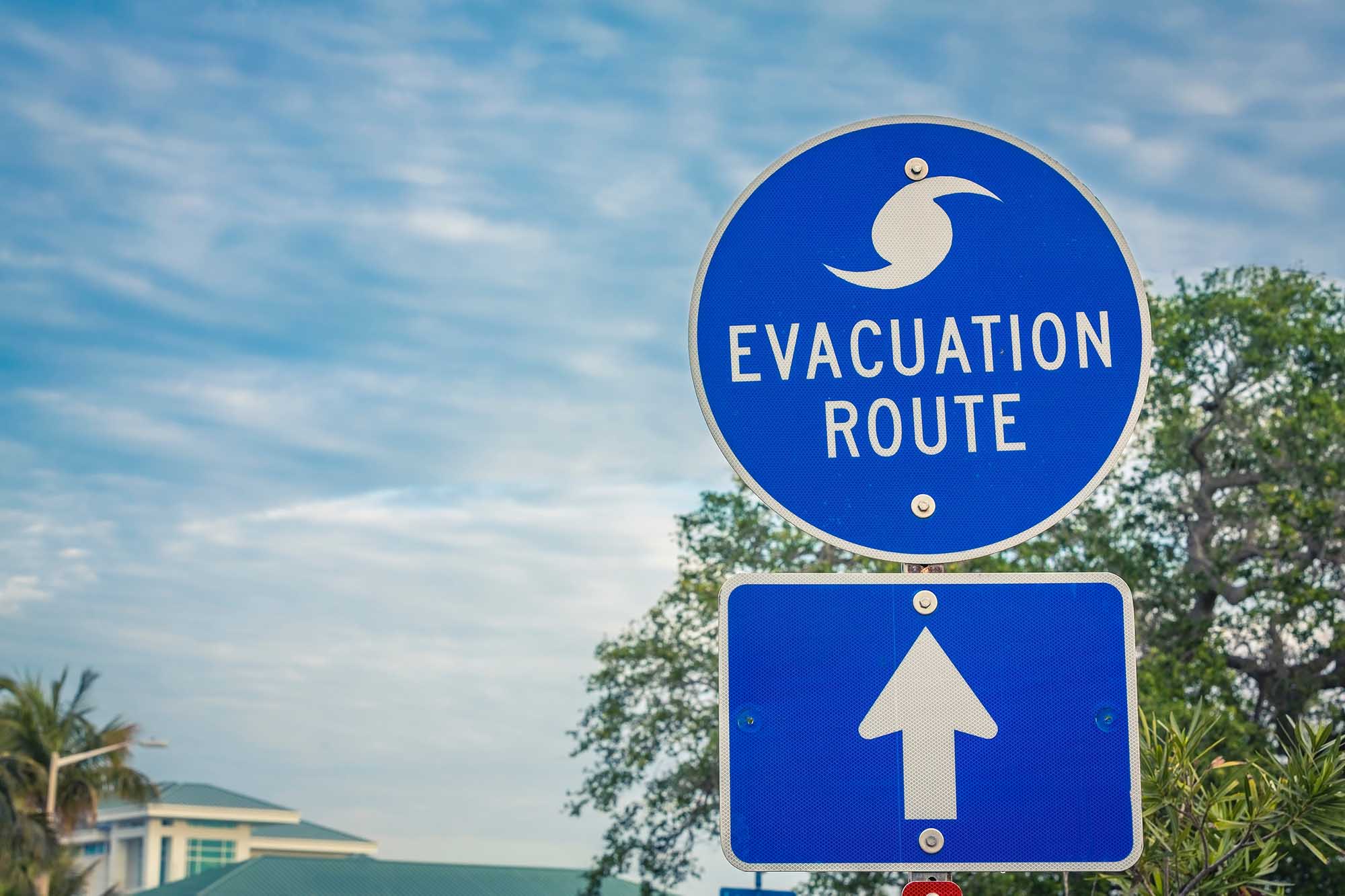 sinal de rota de evacuação na temporada de furacões