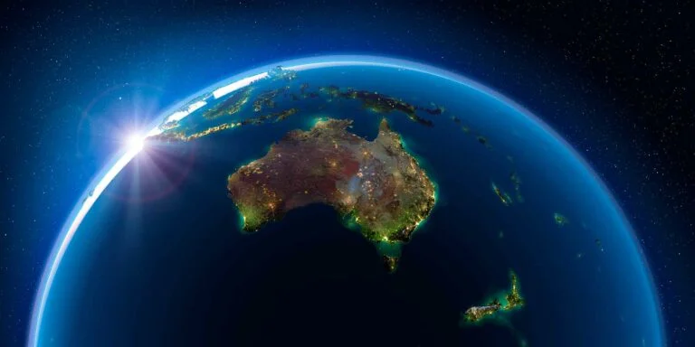 Sonnenaufgang über der Erde, Australien aus dem Weltraum hervorgehoben.