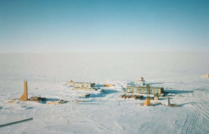 Foto van het Vostok-station, waar de koudste temperatuur ooit gemeten werd.