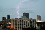 blixten slår ner i centrala orlando i florida, en av de stormigaste städerna i USA.