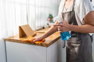 Muitos produtos de limpeza domésticos comuns emitem compostos orgânicos voláteis.