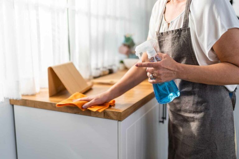 Veel gewone huishoudelijke schoonmaakmiddelen stoten vluchtige organische stoffen uit.