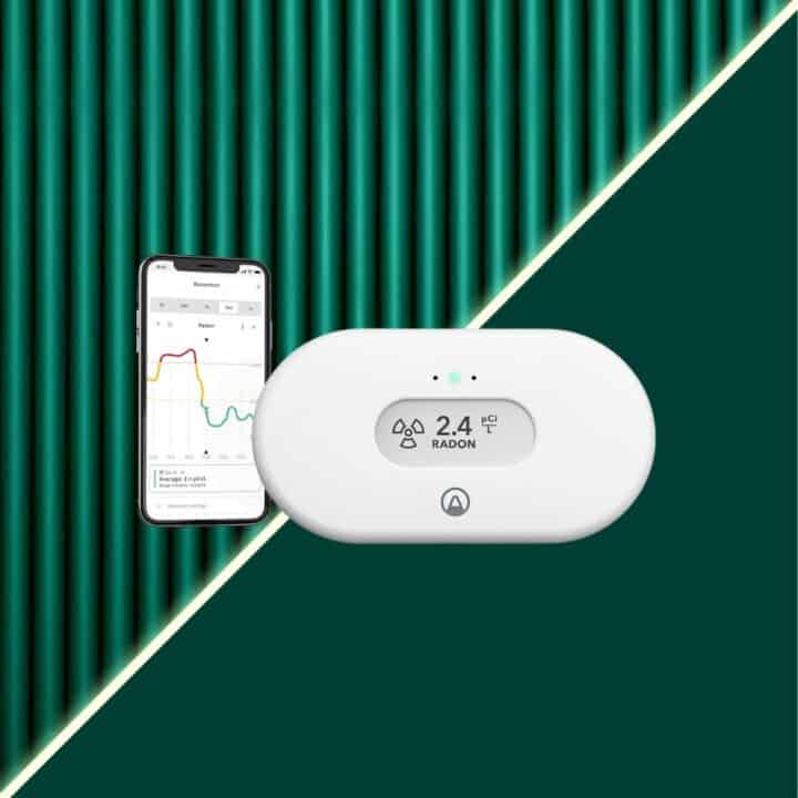 Radondetector met smartphone-appweergave.