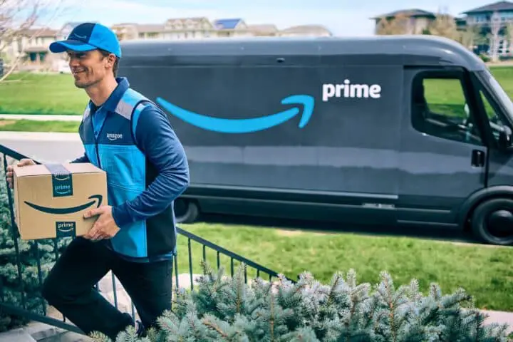 Chauffeur-livreur Amazon Prime avec colis par camionnette.