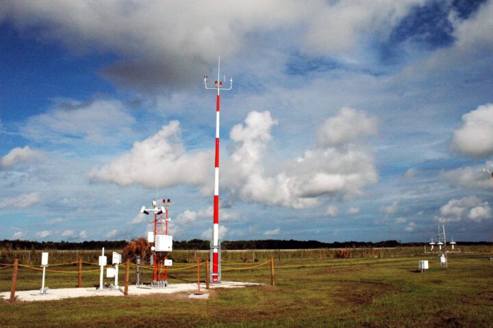 pl23_wea04071 Stacja meteorologiczna z czujnikami i antenami w terenie.